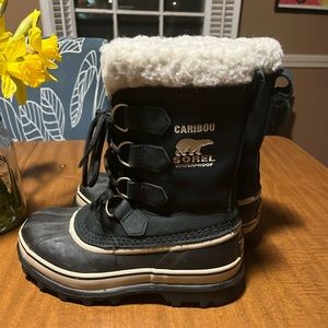 Sorel caribou snow boot. Excellent shape. Women’s 5 fits through 6.5. Black